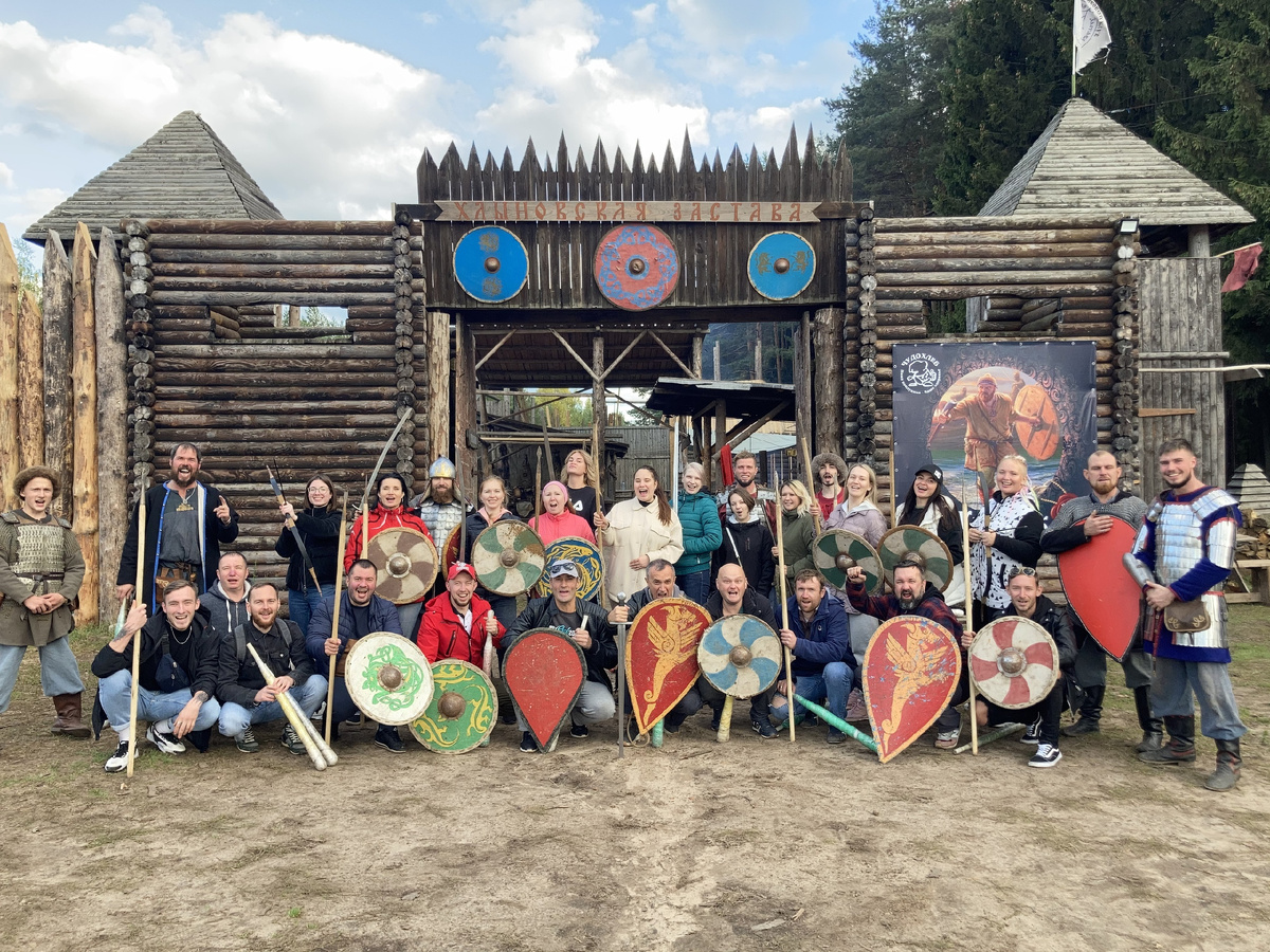 В нижнем ряду 5-й слева в красной куртке - это я, автор статьи.