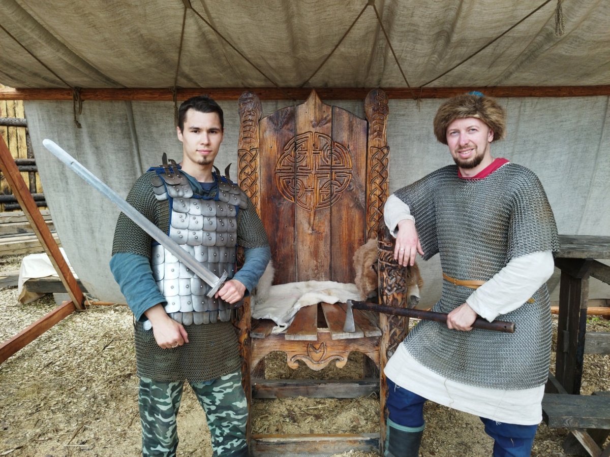 Бэкстейдж со съёмок. Справа автор данной статьи.