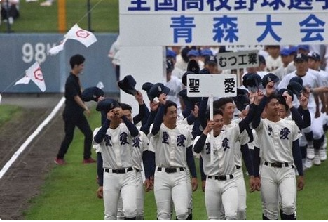 Улыбаются. Нехорошо как-то, не по-японски