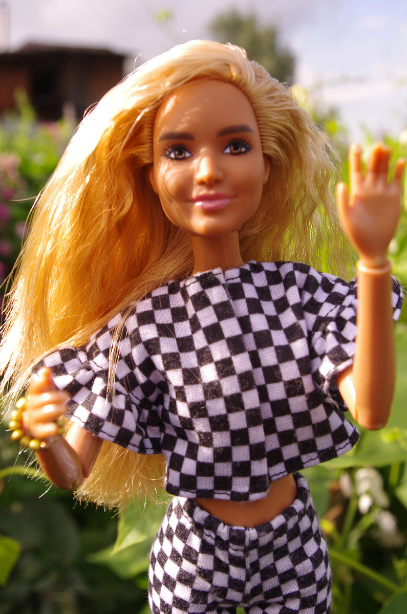 Встречайте! Моя Мила, добрая и жизнирадостная юная дачница. Любит выращивать, цветы и овощи.