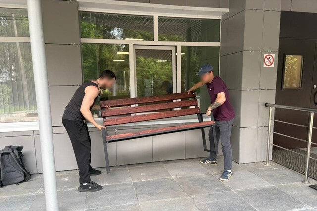 Тверские заключенные вышли на субботник в больничный парк. И даже сделали скамейку