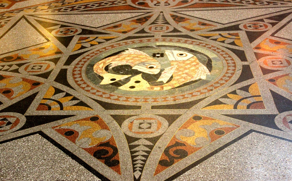 Мозаика в центре Морского собора (Кронштадт). Мозаика выполнена точно по центру купола собора