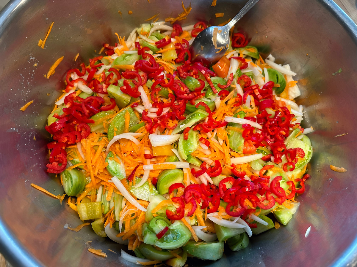 Далее расскажу, что из этого мы вырастили сами, а также покажу, что сейчас на наших грядках.