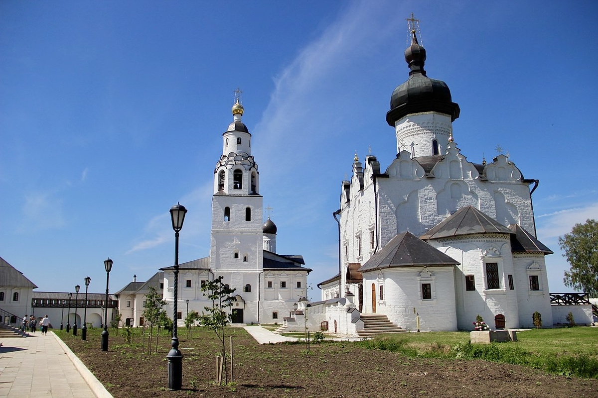 Храмы Богородице-Успенского монастыря
