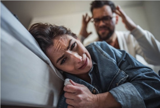 — Просто смотрю, какая у меня неряшливая жена. Если бы мы жили с моими родителями, мама быстро научила бы тебя, как нужно уважать мужа