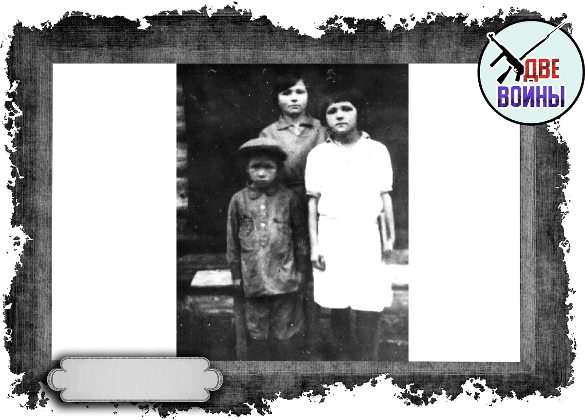 Юрий на фото самый маленький. Фото в свободном доступе.