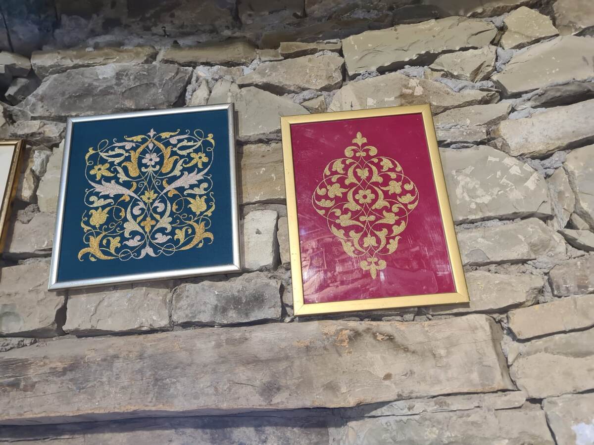 Вышивка золотыми нитями.