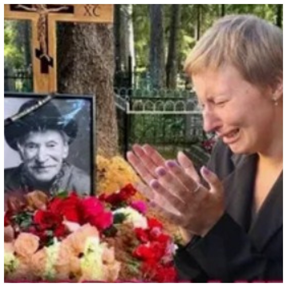 Рыдающая девушка в чёрном костюме