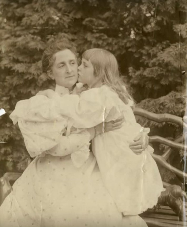 Маленькая Агата со своей мамой.