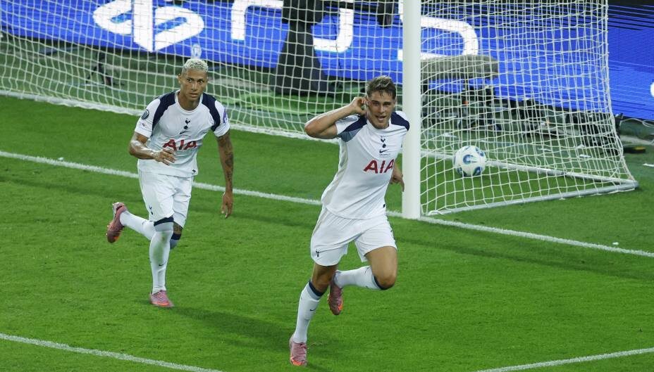    Микки ван де Вен (справа) празднует гол в ворота «ПСЖ». Фото: Reuters