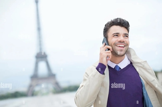 парень говорит по телефону