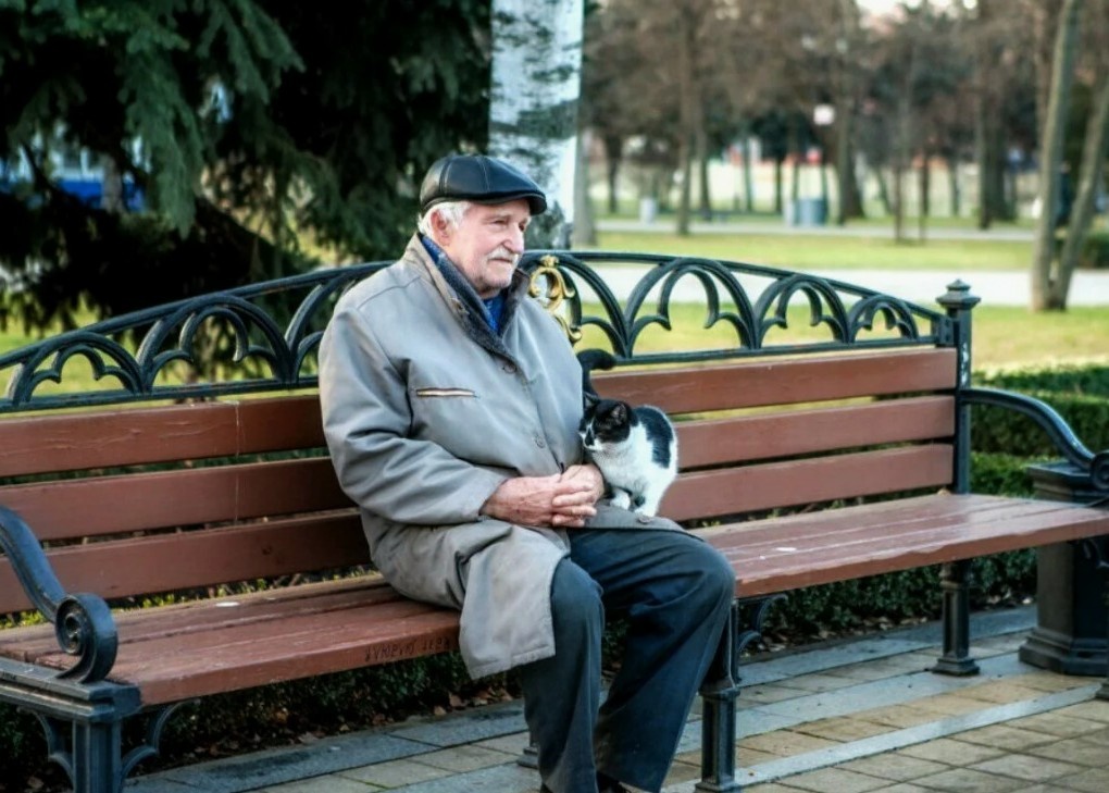 А потом, пару месяцев назад, в одном приморском городке, я встретил человека, который в 81 год живёт так, что, кажется, обошёл всех марафонцев по главному жизненному результату — он просто счастлив.