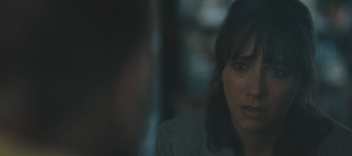 Жена главного героя. Ревнует ли она что её муж спит с надувной куклой или относиться к этому как слишком замороченому способу снять напряжение...