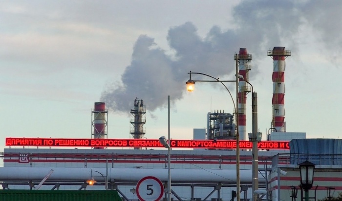 В Волгограде тушат возгорание на местном НПЗ из-за падения обломков БПЛА