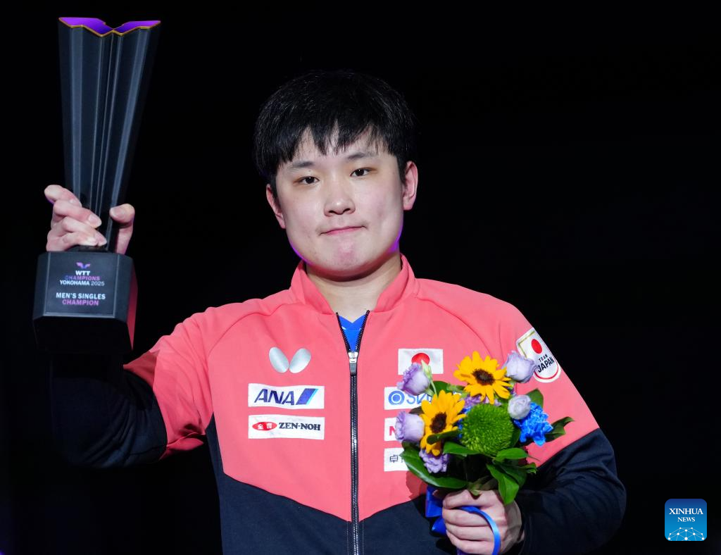 Харимото с заветным кубком!