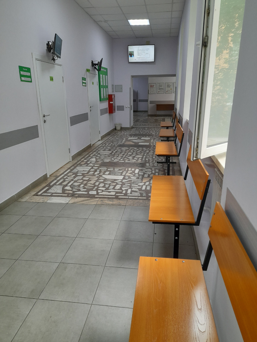 Фото автора. В поликлинике когда-то раньше. Сегодня было полно народу