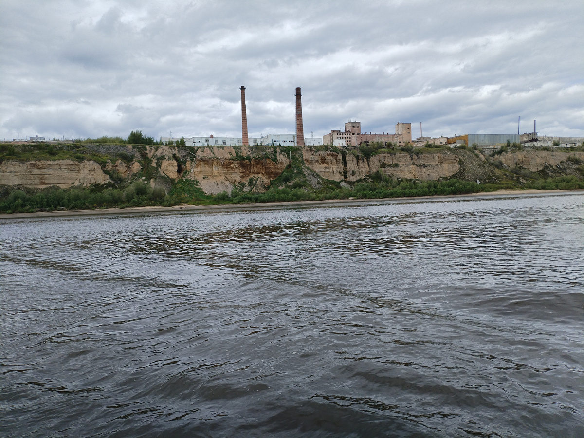 Цементный завод в посёлке Мохсоголлох работает с советских времён. 