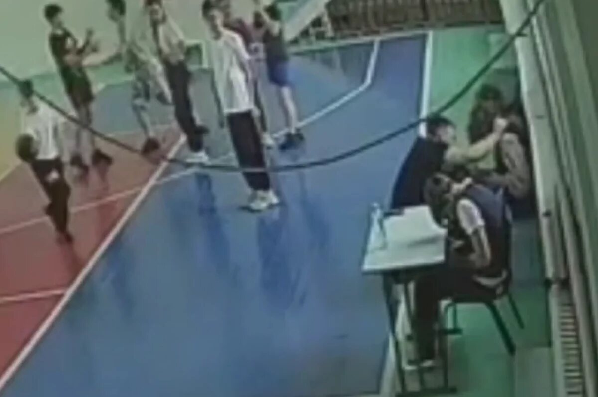    В Зеленогорске физрук кинул мяч в освобожденную от урока школьницу