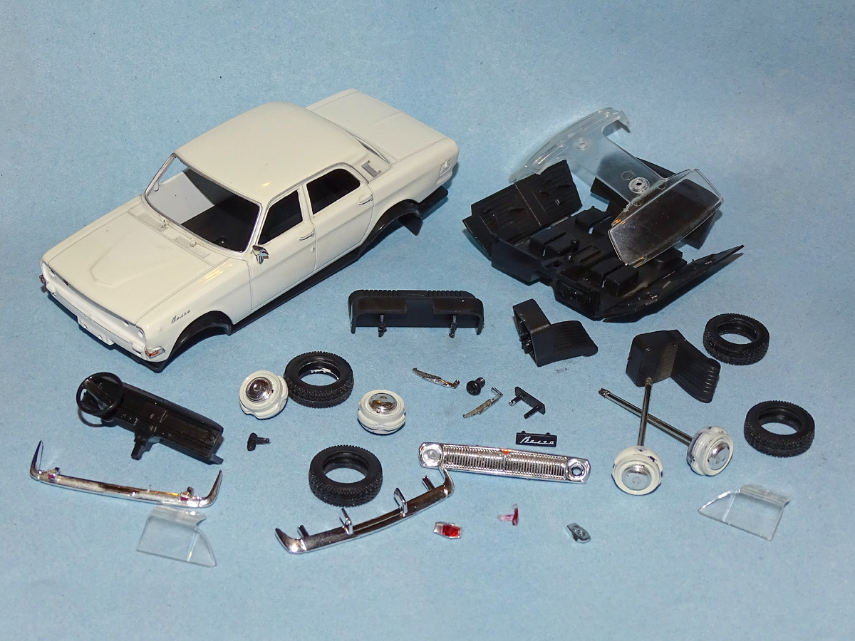 Рис. 2. Модель автомобиля ГАЗ-24 «Волга» из журнальной серии «Автолегенды СССР» от Deagostini в разобранном виде