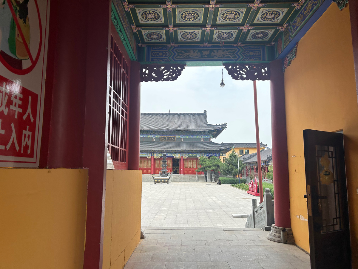 У входа в буддистский храм Цэнь чу э