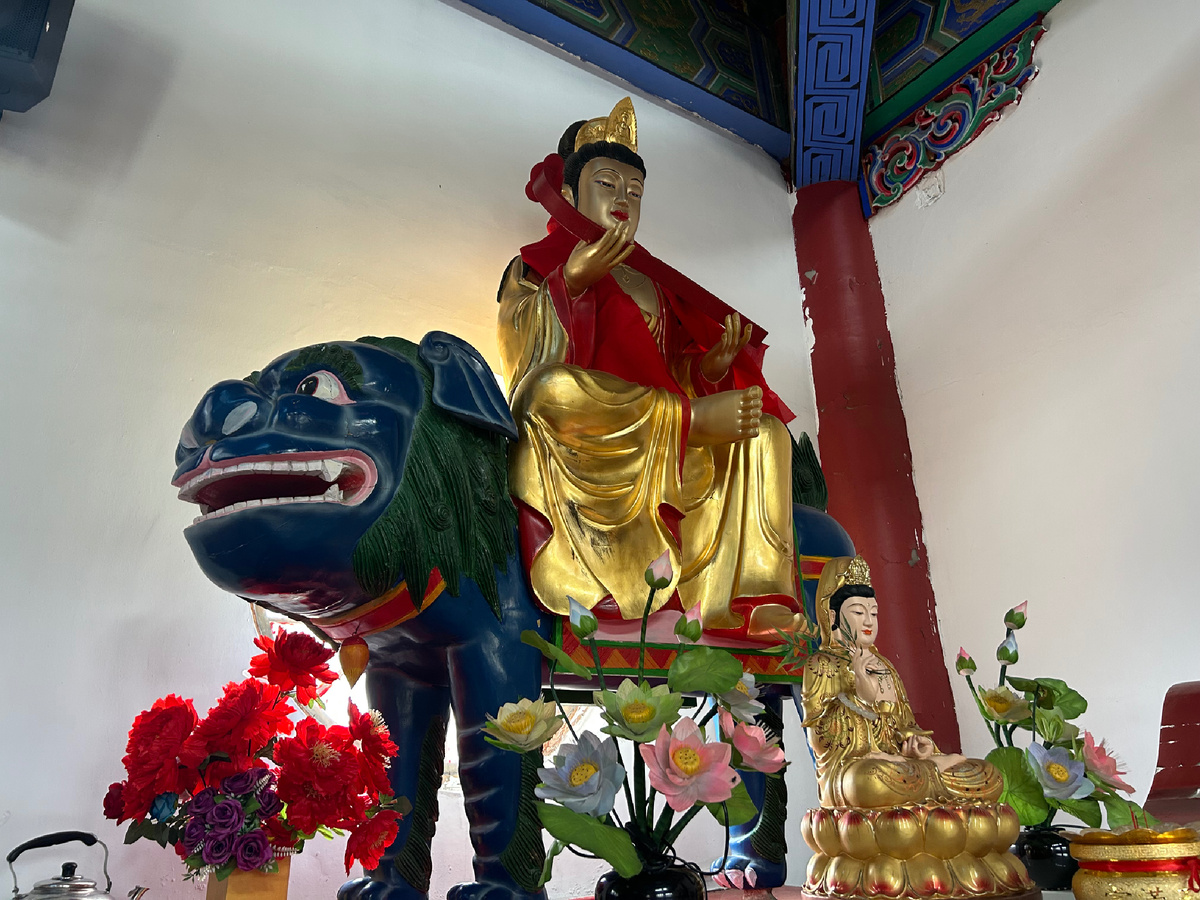 Будда и один из девяти сыновей мифологического праотца- дракона в монастыре города Баючуань