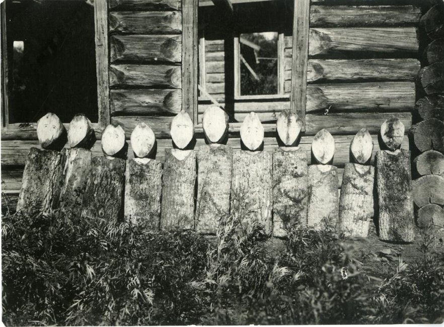 Изображения умерших нанайцев, которых шаман отправлял в загробный мир. Дальневосточный край, Николаевский округ, 1927 год. Фотограф: Е.Р. Шнейдер. Фото взято ( Чернозём | У шамана три беды)