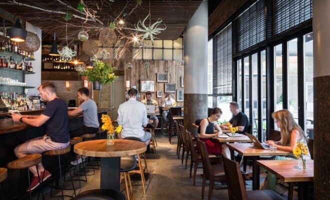 Небольшое кафе.