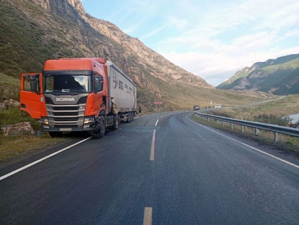    ДТП с грузовиком и внедорожником у села Акбом. Источник: МВД по Республике Алтай