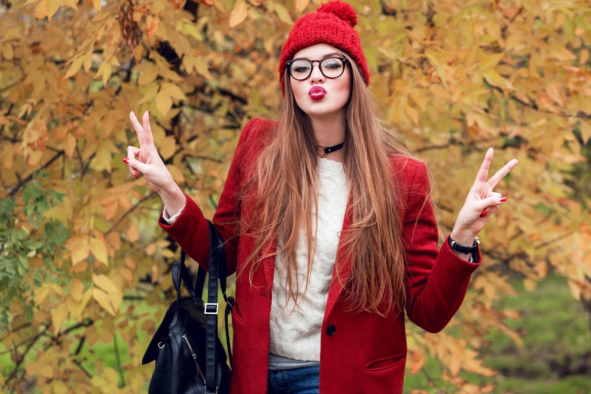 Источник изображения: freepik.com/free-photo/cute-young-woman-send-kiss-attractive-lady-wearing-red-autumn-clothes_9419139.htm