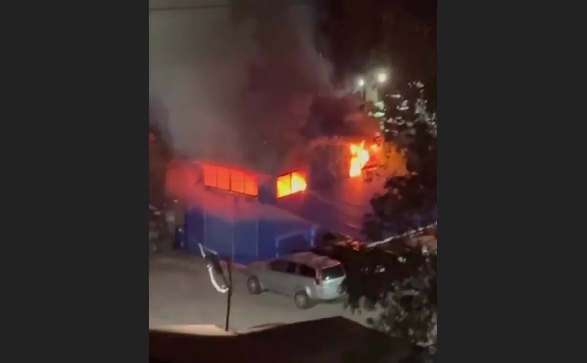    Ночью в Дагомысе произошел пожар в гаражах, сгорели пять автомобилей