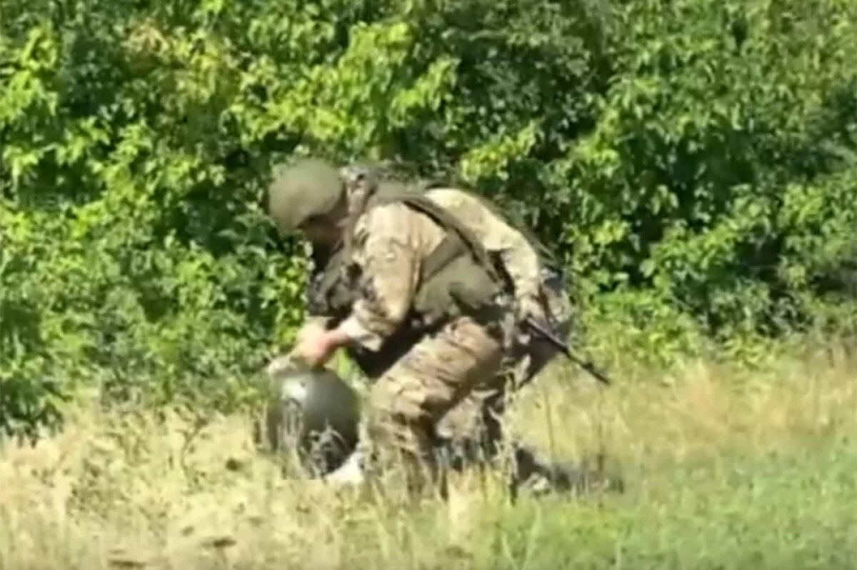    Российский солдат после рукопашной схватки разошелся с бойцом ВСУ