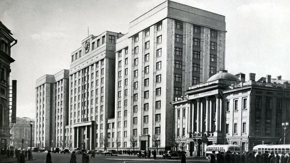 Здание Министерства внешней торговли СССР на Смоленской площади. Мрачный сталинский особняк, откуда управляли миллиардными нефтяными потоками.