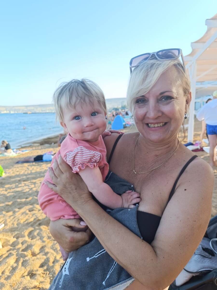 Бабушка Люда счастлива🥰Это их первое знакомство с Верочкой