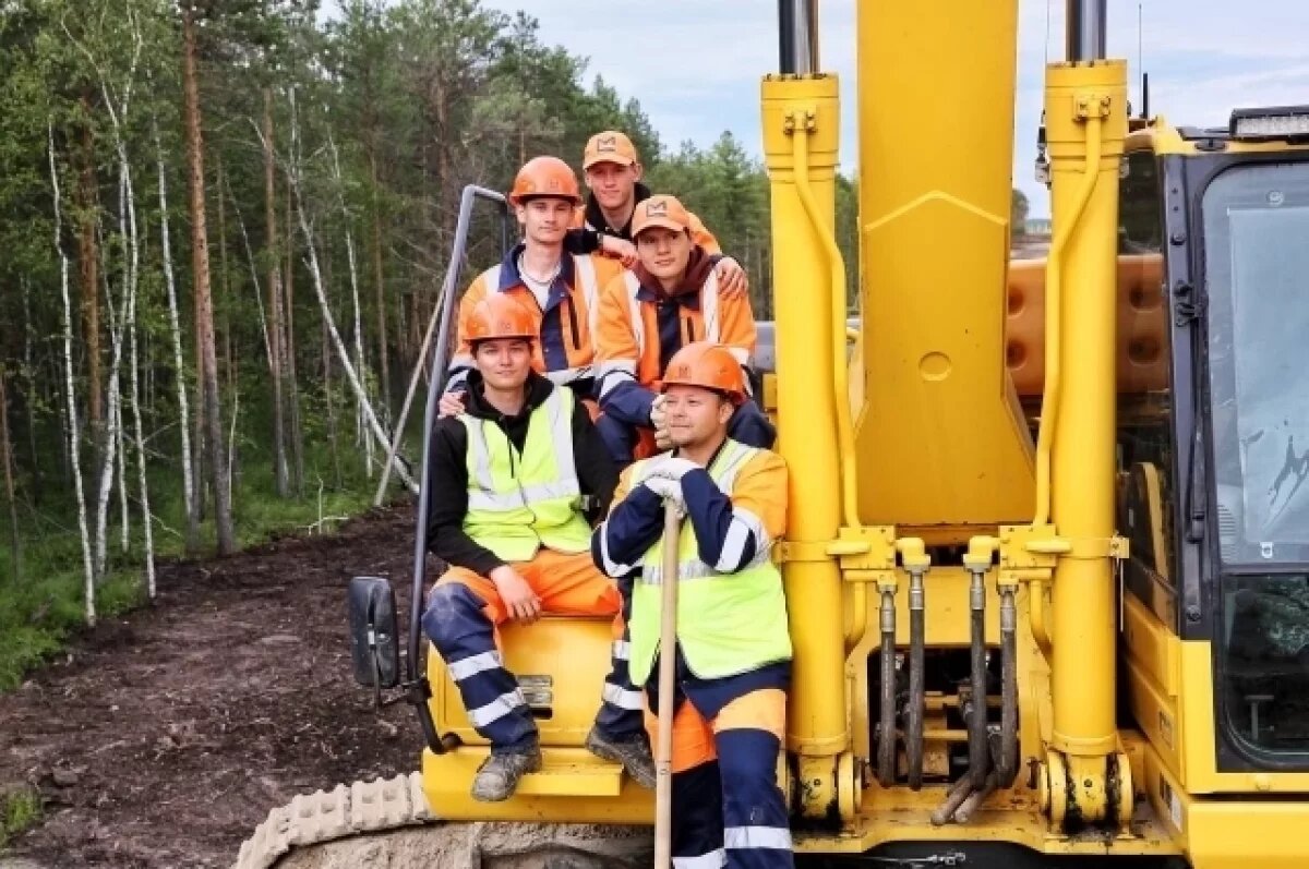    Студенты — бойцы стройотряда могут с гордостью сказать: «Мы строили мост!»