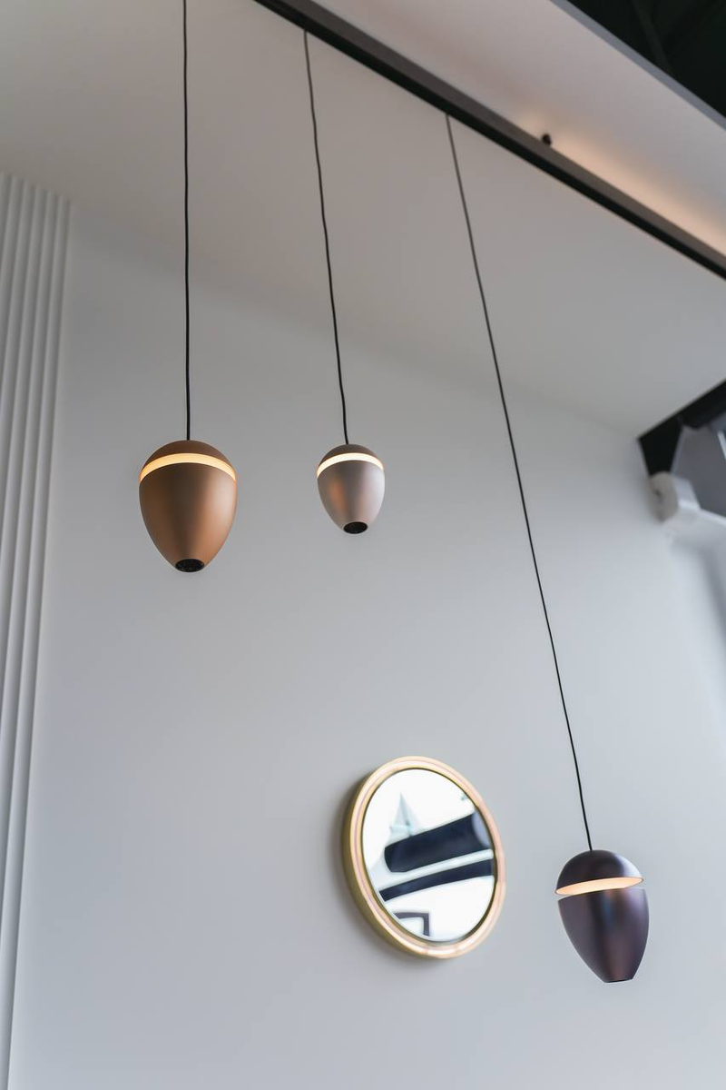 На фото: подвесные светильники от бренда SANTAN