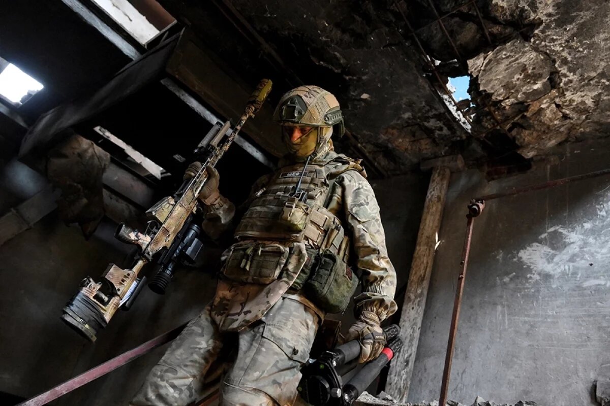    Боец группировки войск «Центр» ВС РФ во время тренировки в боевых условиях на красноармейском направлении в ДНР.