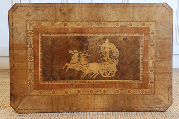 Стол с инкрустацией маркетри - своевременный уход за антиквариатом сохранит его в коллекционном состоянии