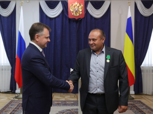    Юрий Слюсарь наградил медалями отличившихся аграриев Дона // фото: donland.ru