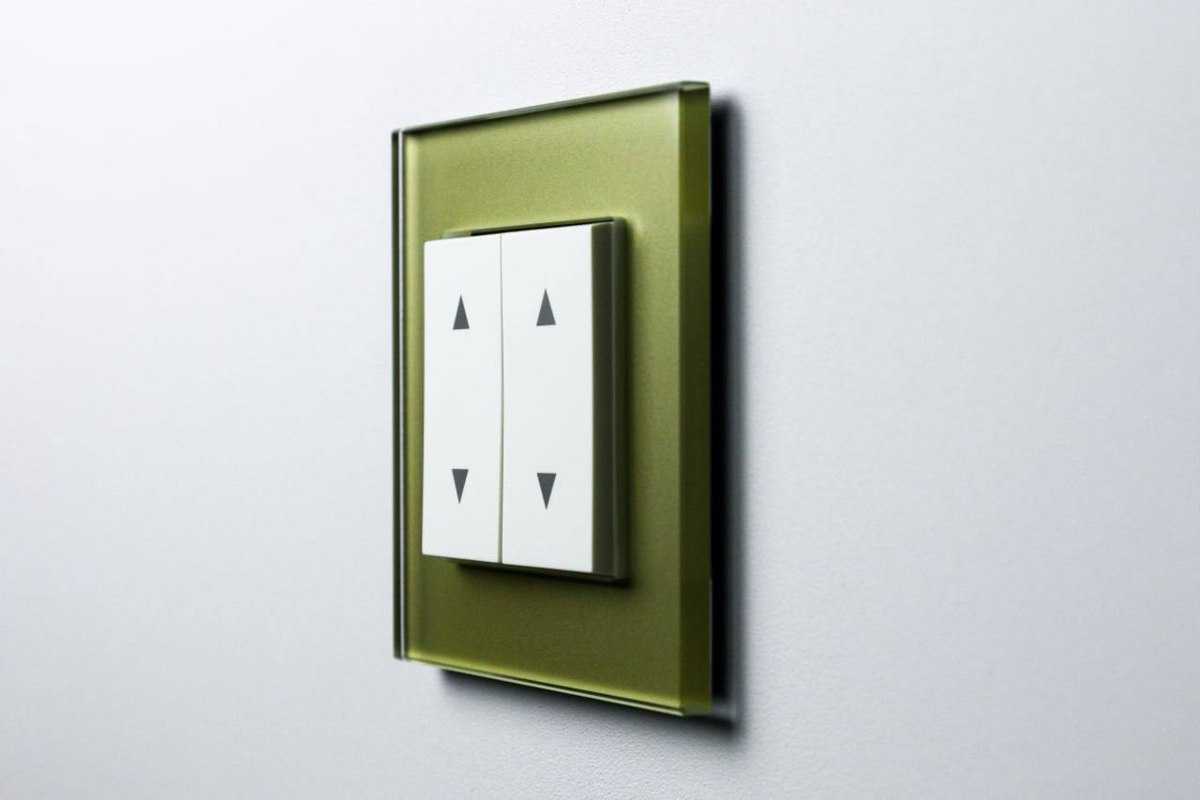 На фото: выключатель бренда Jasmart в рамке серии G-Glass