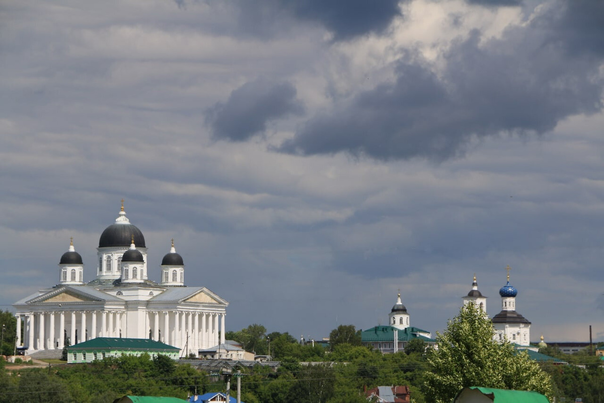 Воскресенский кафедральный собор, символ победы над Наполеоном, и Свято-Николаевский женский монастырь 16 века, известный чудотворными иконами. Источник: wordpress.org