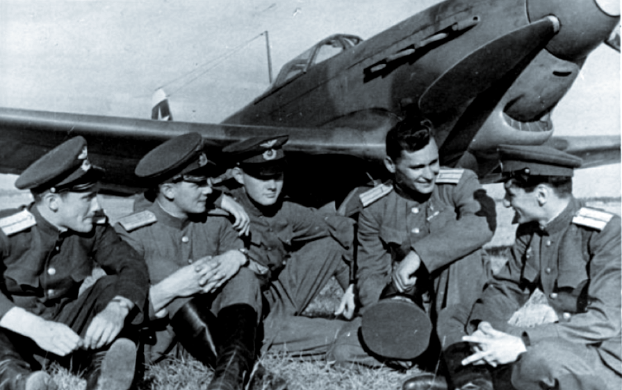 12-й Гв. ИАП. Слева направо: Лев Булганин, Вадим Иванов, Александр Щербаков, Алексей Катрич и герой статьи, 1944 г. 