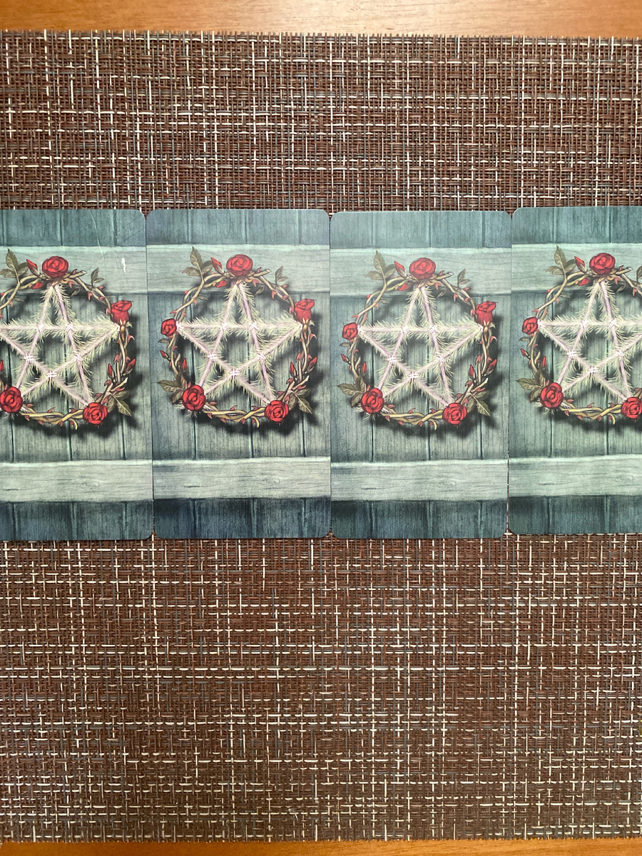 Фото 1. Выберите один из четырех предложенных вариантов - вашу карту дня. Фото канала Таро Портал. 