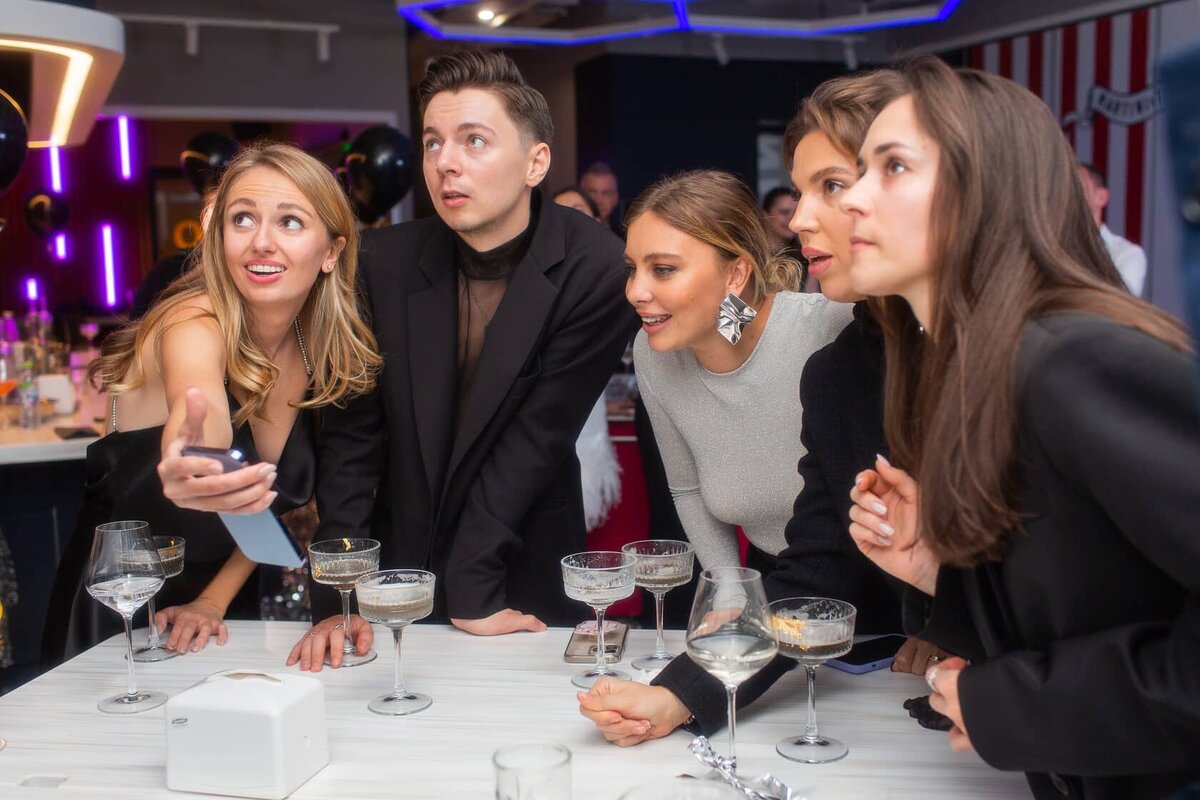 Игровая атмосфера на интеллектуальном квизе на корпоратив с забавными заданиями.