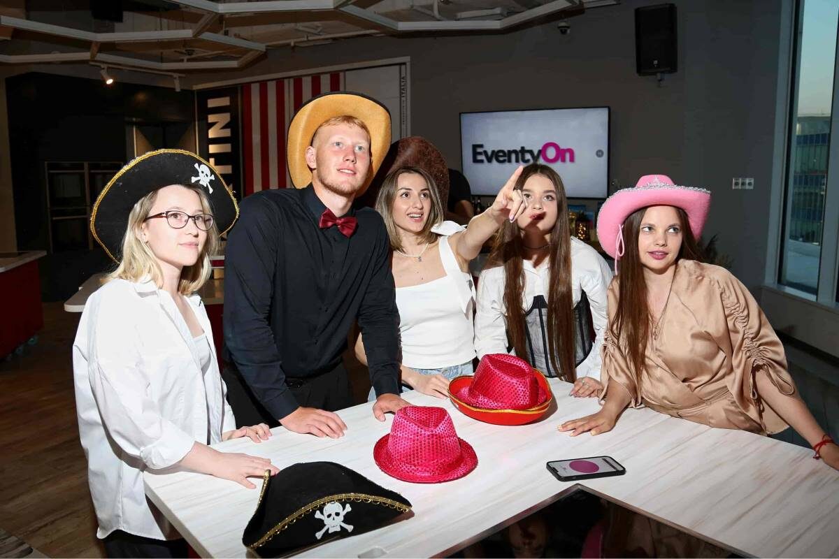 Провести квиз на корпоративе легко с профессиональным ведущим и готовыми вопросами.