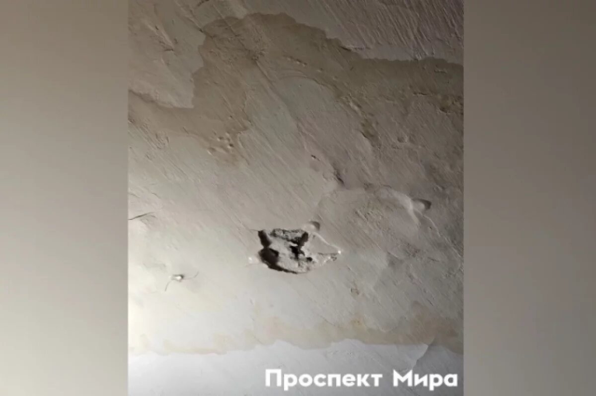    Так выглядит потолок после каждого дождя.