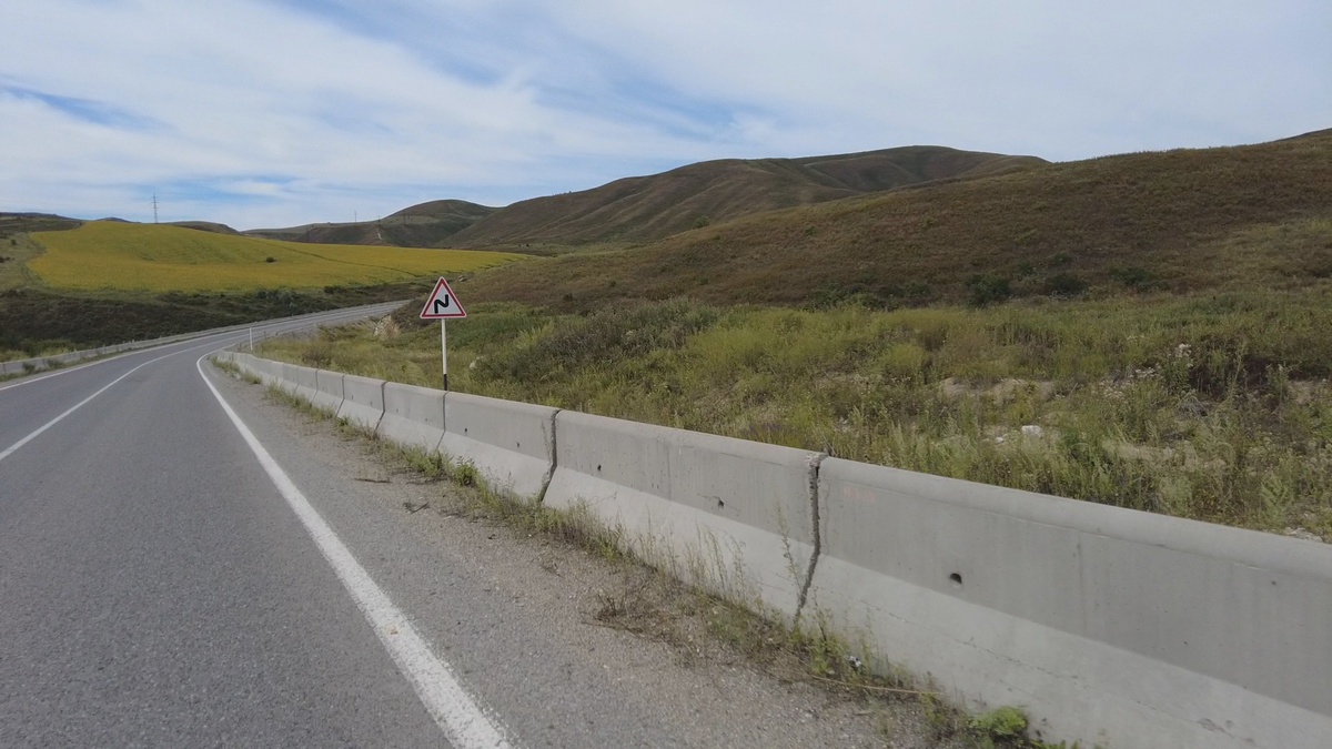 Состояние дорожного покрытия на протяжении всего нескольких километров может меняться от отличного до отвратительного. Фото автора.