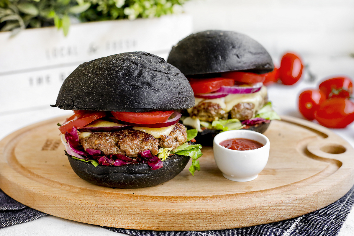 Черный бургер «Crazy beef» с соусом маринара, сыром Чеддер и овощами