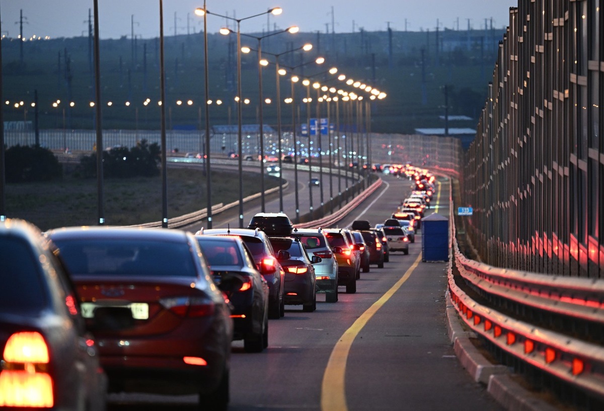    Автомобильная пробка перед Крымским мостом со стороны Тамани