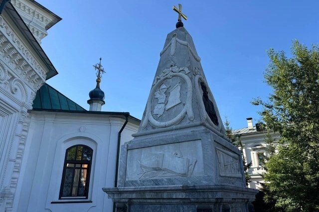    Пятиметровый монумент на могиле Григория Шелихова установили потомки. Фото: irk.aif.ru/ Дарья Галеева