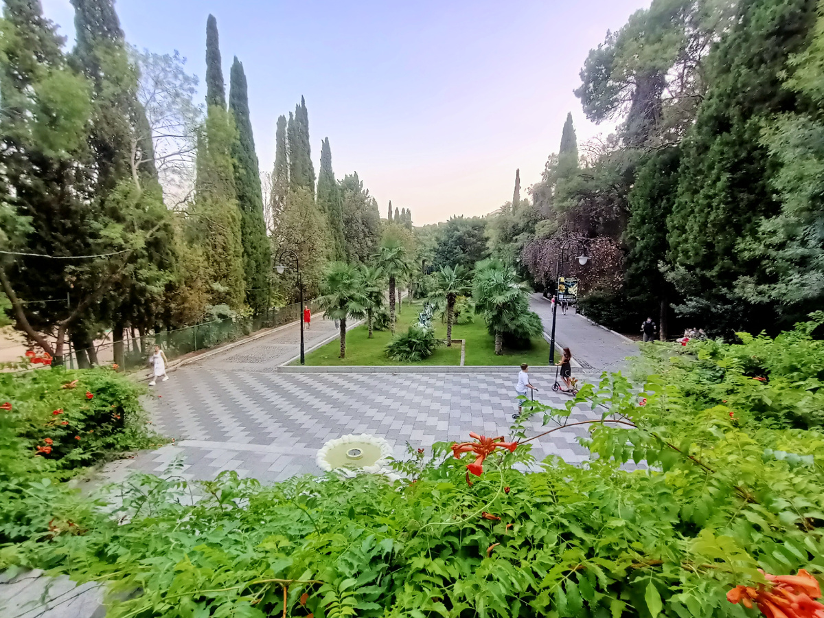 аллея Приморского парка в сторону Солнечного пляжа